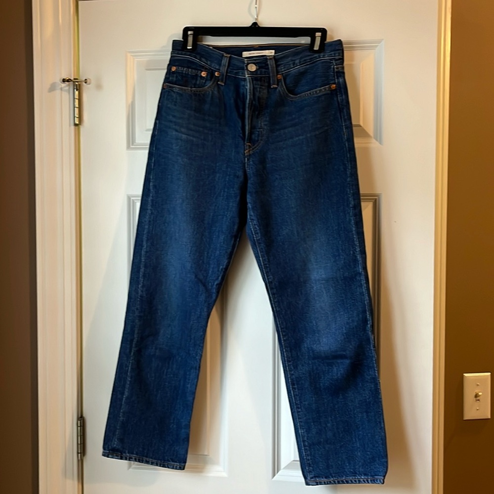 Levi’s Wedgie straight cropped button foot jean.